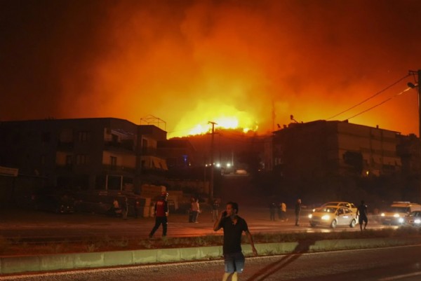 İzmir'de yangın 3. gününde! Alevler yerleşim yerlerine sıçradı: Havadan ve karadan müdahale ediliyor
